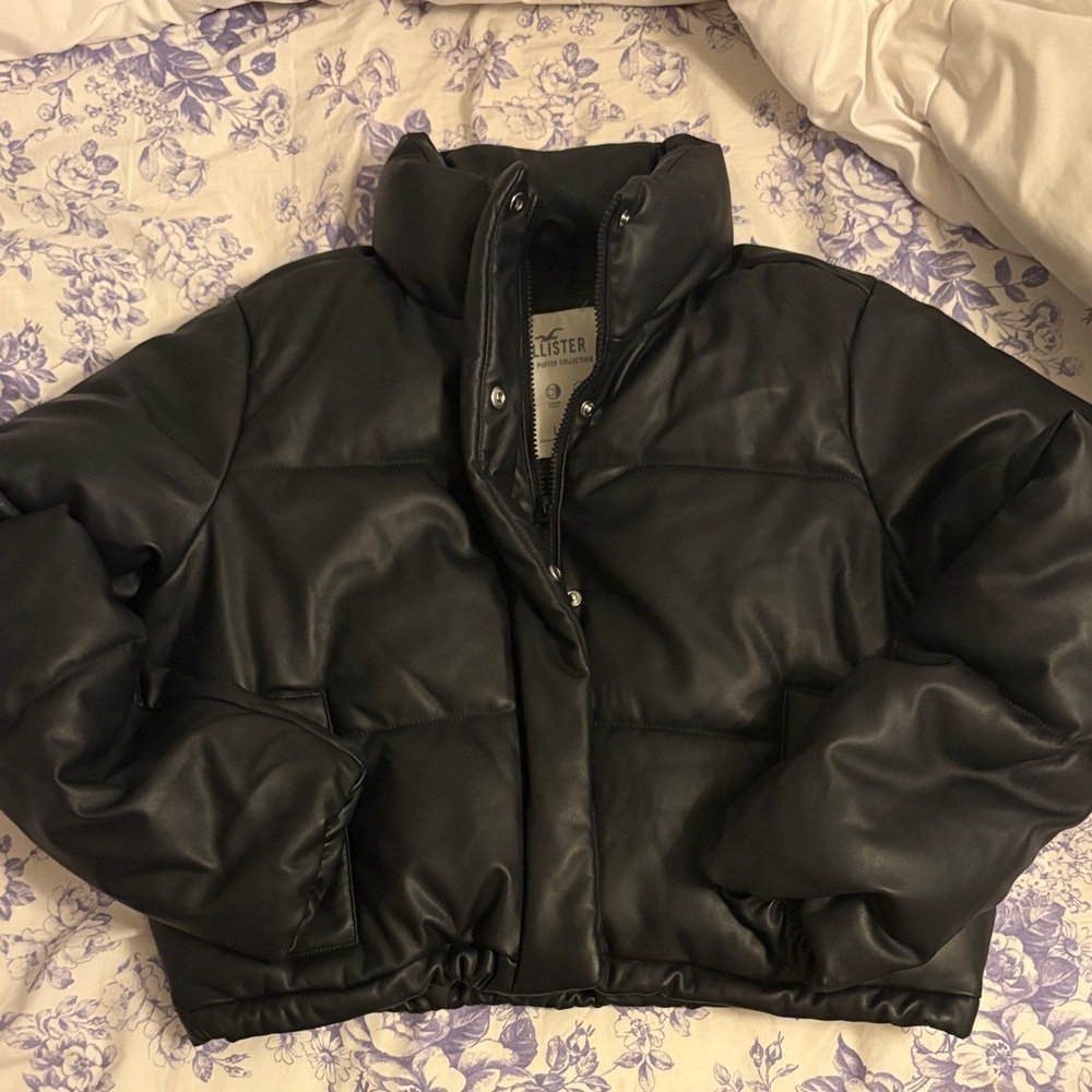 Hollister Women's Cropped Black Puffer Coat